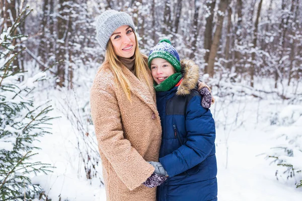 Portrait de mère heureuse avec enfant fils en hiver à l'extérieur. Parc enneigé. Famille monoparentale. — Photo