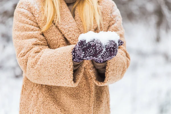 Κοντινό πλάνο της γυναίκας που κρατά το χιόνι στα χέρια, έννοια του χειμώνα. — Φωτογραφία Αρχείου