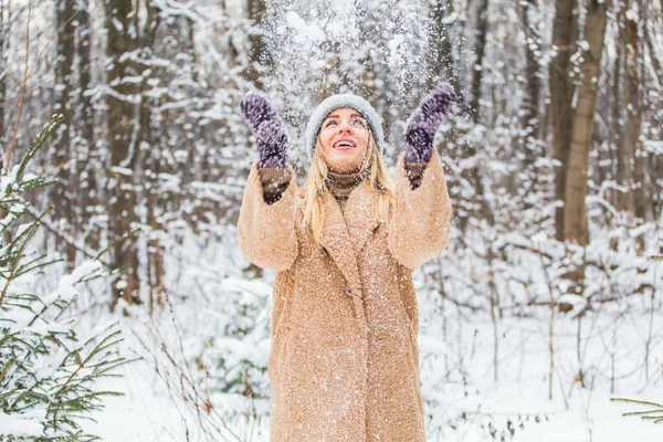 Femme vomit de la neige, amusant et concept d'hiver. — Photo