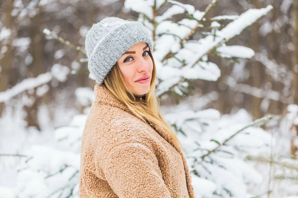 Привлекательная молодая женщина в зимнее время на открытом воздухе. Снег, праздники и сезоны. — стоковое фото
