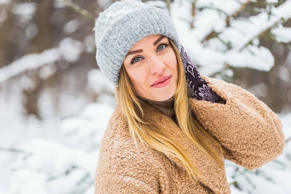 Красивий зимовий портрет молодої жінки в зимових сніжних пейзажах — стокове фото