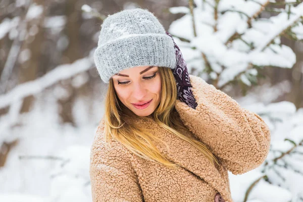 Ελκυστική νεαρή γυναίκα κατά τη διάρκεια του χειμώνα εξωτερική. Χιόνι, διακοπές και εποχή έννοια. — Φωτογραφία Αρχείου