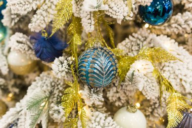 Noel ağacı dekorasyonunu kapat. Tatil kavramı.