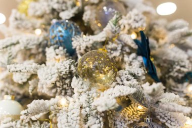 Noel ağacı süslemeleri bir köknar ağacında. Tatiller ve dekor kavramı.