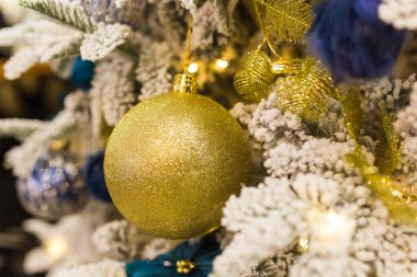 Noel ağacı dekorasyonunu kapat. Tatil kavramı.