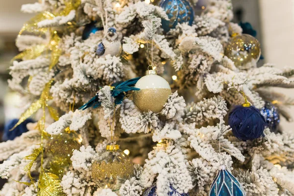 Decorações de árvore de Natal em um abeto de Natal. Férias e conceito de decoração. — Fotografia de Stock