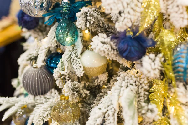 Karácsonyfa színes dísztárgyakkal. Ünnepek és dekoráció. — Stock Fotó