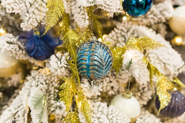 Adornos del árbol de Navidad en el abeto de navidad. Vacaciones y concepto de decoración. —  Fotos de Stock