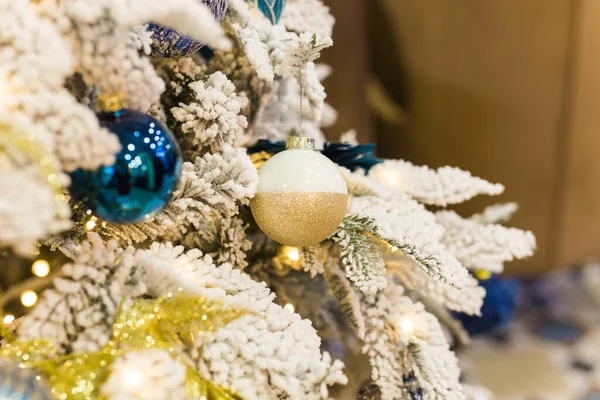 Κοντινό πλάνο διακόσμησης χριστουγεννιάτικου δέντρου. Έννοια διακοπών. — Φωτογραφία Αρχείου