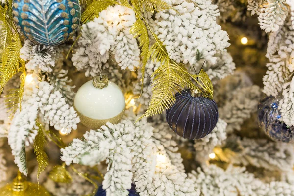 Decorazioni di albero di Natale su un abete di Natale. Vacanze e arredamento concetto. — Foto Stock