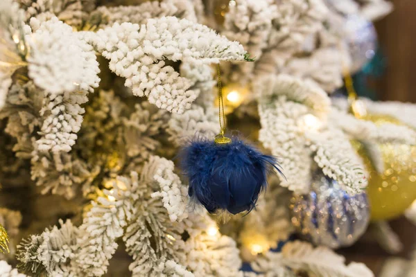 Arbre de Noël avec des boules colorées. Vacances et concept de décor. — Photo