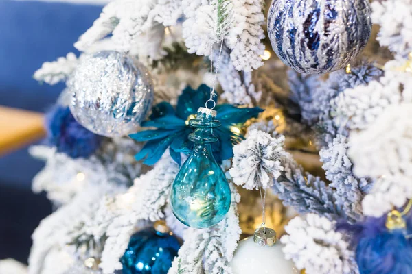 Decorações de árvore de Natal em um abeto de Natal. Férias e conceito de decoração. — Fotografia de Stock