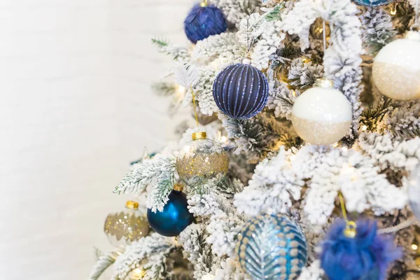 Vánoční stromek s barevnými cetkami. Koncept svátků a dekorací. — Stock fotografie