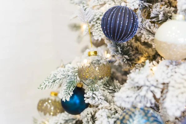 Gros plan sur la décoration du sapin de Noël. Concept de vacances. — Photo