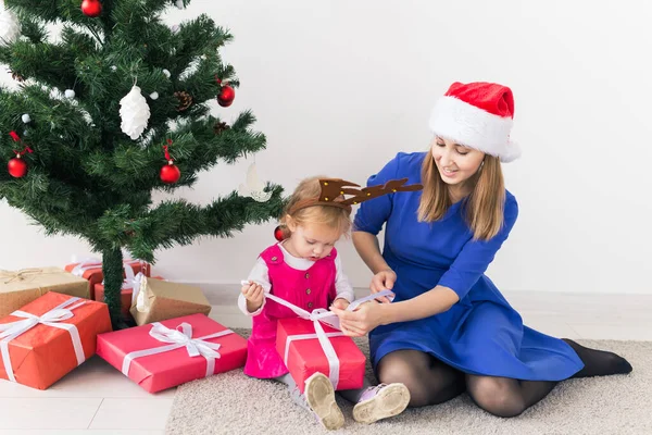 休日、プレゼント、クリスマス、クリスマスのコンセプト-ギフトボックス付き幸せな母親と子供の女の子 — ストック写真