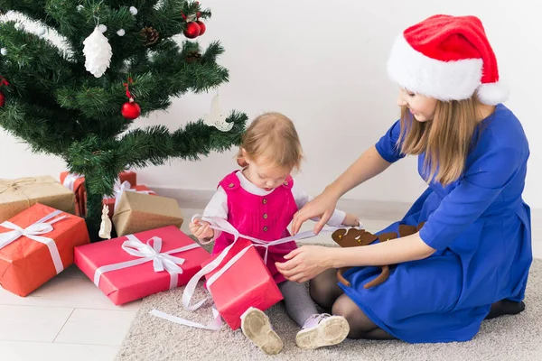 休日、プレゼント、クリスマス、クリスマスのコンセプト-ギフトボックス付き幸せな母親と子供の女の子 — ストック写真