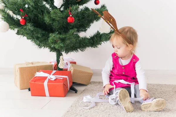 Niño sosteniendo regalo de Navidad. El chico se divierte en casa. concepto de vacaciones de invierno de Navidad — Foto de Stock