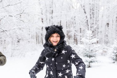 Eğlence, sezon ve eğlence - aşk çifti karda kış tahtası oynar