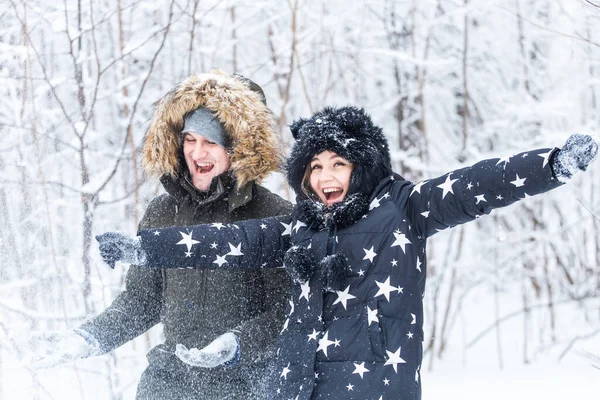 Jeune couple jouant avec la neige dans le parc d'hiver — Photo