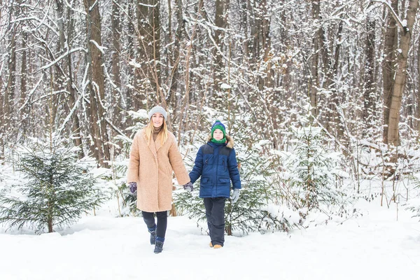 Portrait de mère heureuse avec enfant fils en hiver à l'extérieur. Parc enneigé. Famille monoparentale. — Photo