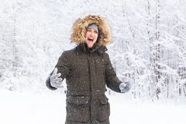 Heureux portrait masculin drôle à la recherche de flocons de neige tomber — Photo