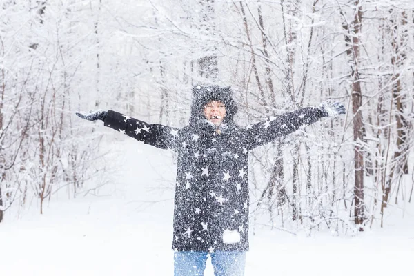 Joyeux jeune fille vomir une neige dans une forêt d'hiver — Photo