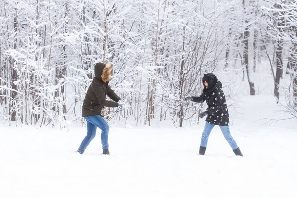 Fun, season and leisure concept - love couple plays winter wood on snow — Stock Photo, Image