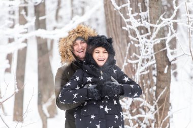 Eğlence, sezon ve eğlence - aşk çifti karda kış tahtası oynar