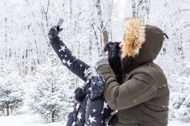 Sezon ve ilişki kavramı - Komik çift kışın selfie çekiyor