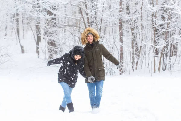 Heureux couple aimant s'amuser à l'extérieur dans le parc à neige. Vacances d'hiver — Photo