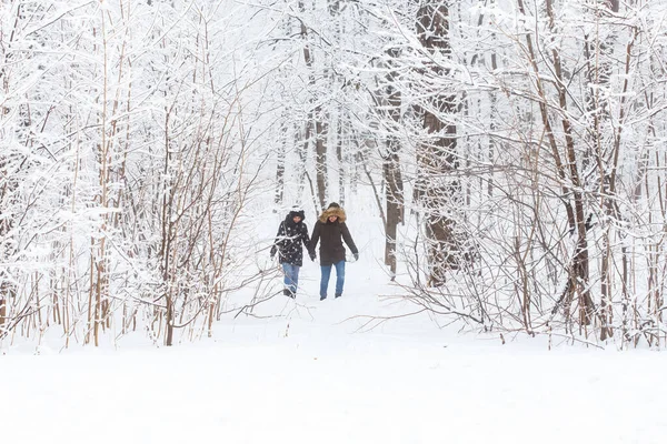 Boldog szerető pár szórakozik a hóparkban. Téli vakáció — Stock Fotó