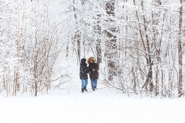 Feliz casal amoroso se divertindo ao ar livre no parque de neve. Férias inverno — Fotografia de Stock