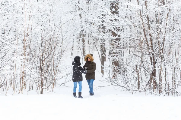 Heureux couple aimant s'amuser à l'extérieur dans le parc à neige. Vacances d'hiver — Photo