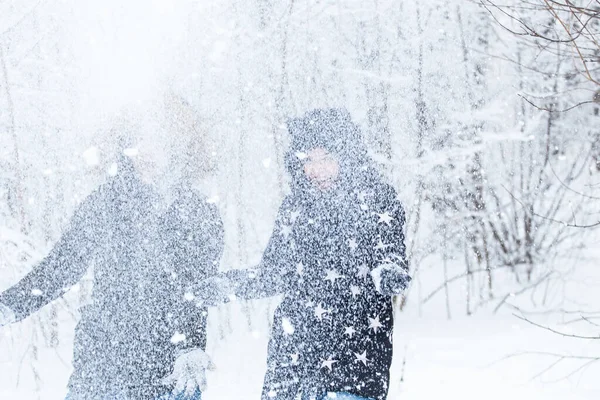 Jeune couple jouant avec la neige dans le parc d'hiver — Photo