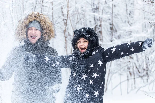 Jeune couple jouant avec la neige dans le parc d'hiver — Photo