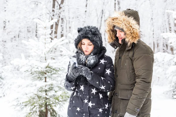 Conceito de temporada e relacionamento - Casal engraçado tomando selfie no tempo de inverno — Fotografia de Stock