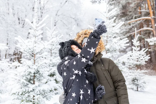 Sezon i koncepcja związku - śmieszne para biorąc selfie w okresie zimowym — Zdjęcie stockowe