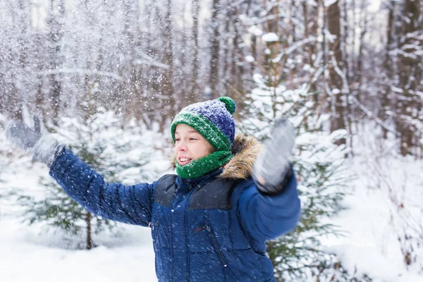 雪を投げる幸せな少年。子供、季節、冬のコンセプト. — ストック写真