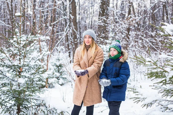Portrait de mère heureuse avec enfant fils en hiver à l'extérieur. Parc enneigé. Famille monoparentale. — Photo