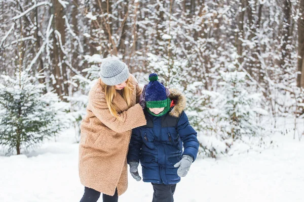 Portrait de mère heureuse avec enfant fils en hiver à l'extérieur. Parc enneigé. Famille monoparentale. — Photo