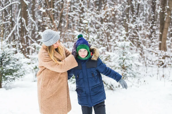 Portrait de mère heureuse avec enfant fils en hiver à l'extérieur. Parc enneigé. Famille monoparentale. — Photo