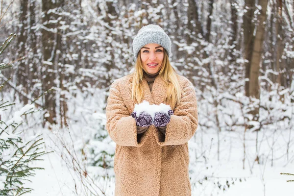 Крупним планом жінка тримає сніг в руках, зимова концепція . — стокове фото