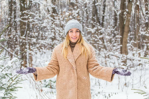 Жінка викидає сніг, веселощі і зимову концепцію . — стокове фото