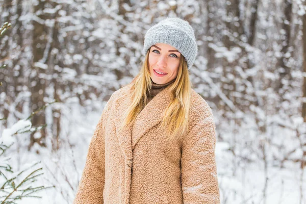Vonzó fiatal nő télen a szabadban. Hó, ünnepek és szezonkoncepció. — Stock Fotó