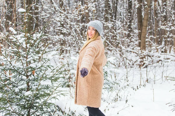 Attractive young woman in winter time outdoor. Snow, holidays and season concept. — Stock Photo, Image