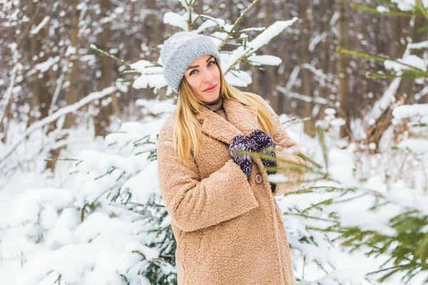 Beau portrait hivernal de jeune femme dans les paysages enneigés d'hiver — Photo