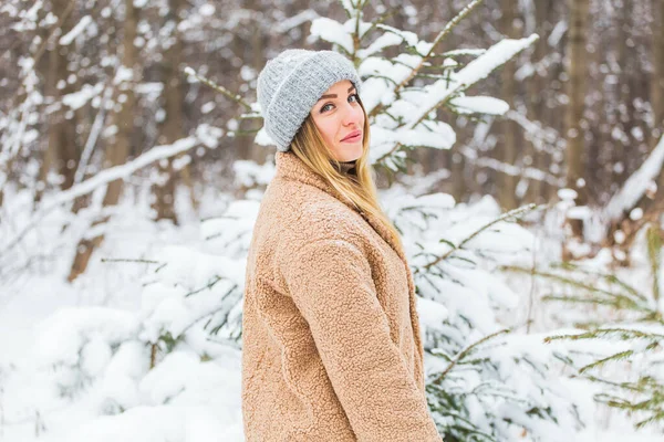冬の雪景色の中で若い女性の美しい冬の肖像画 — ストック写真