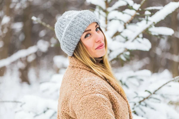 Зимний портрет молодой женщины на зимней снежной сцене — стоковое фото