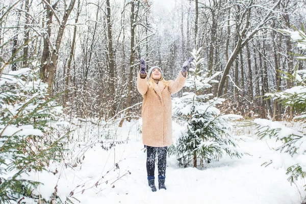 맑은 겨울날 눈을 던지는 젊은 여자, 그녀는 행복하고 재미있습니다. — 스톡 사진