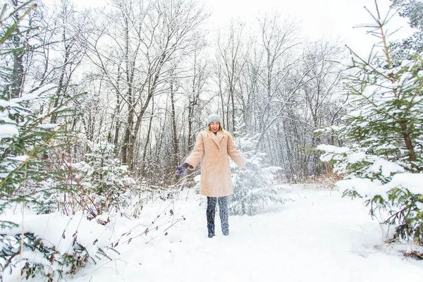 맑은 겨울날 눈을 던지는 젊은 여자, 그녀는 행복하고 재미있습니다. — 스톡 사진
